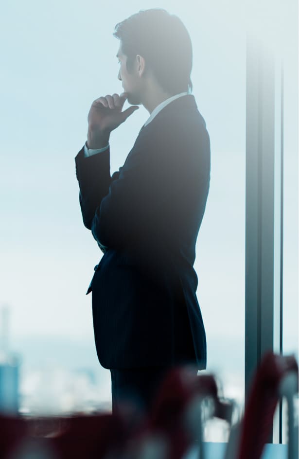 資料を確認するビジネスマン