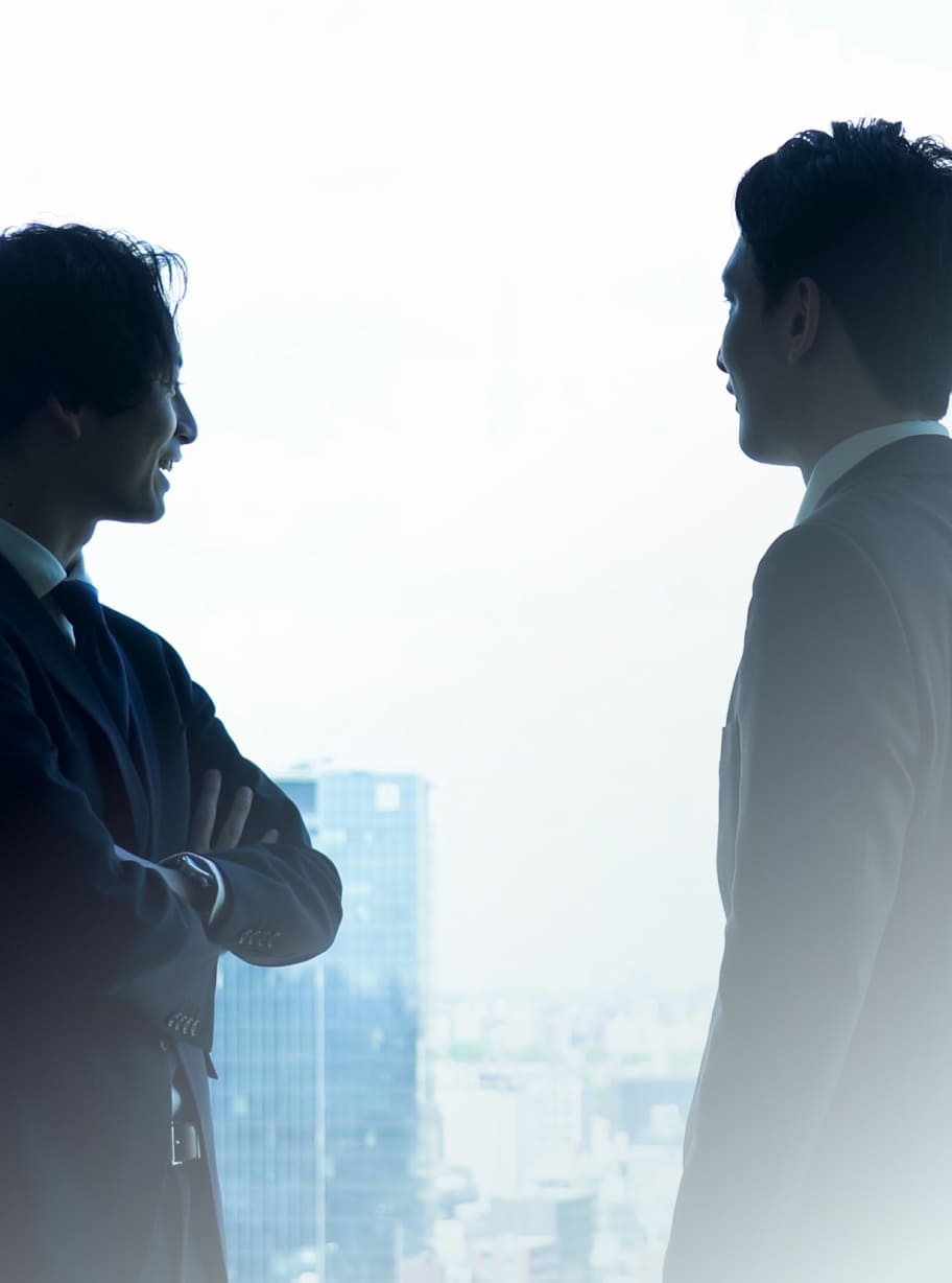 財務会議を行うビジネスパーソン