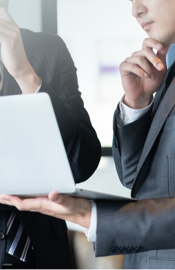 資料を確認する人物