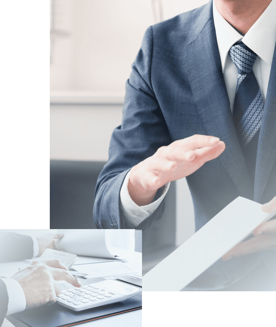 資料を確認するビジネスパーソン