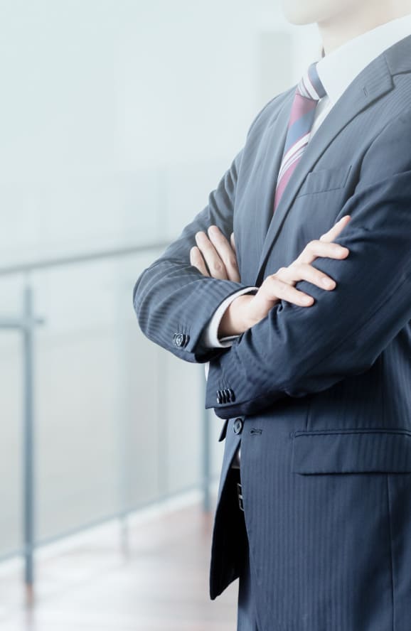 会議資料を確認する人物